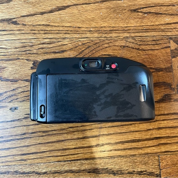 Canon Black Film Photography Camera with Autofocus and Built-in Flash - Picture 3 of 8